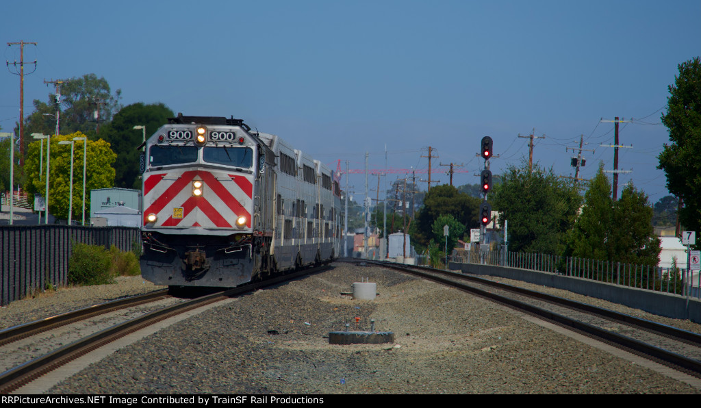 JPBX 900 Leads Caltrain 236